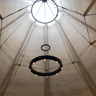 天井から自然光が入り、天井も高くあたたかみのある挙式会場