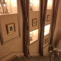 二階へ繋がる階段（エレベーターはありません）