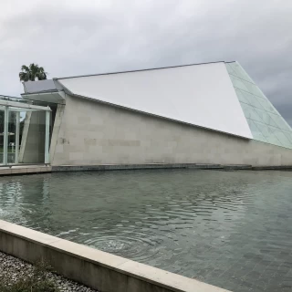 水をイメージした会場を外から見たら