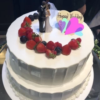 ケーキトッパーと装花は持ち込みました