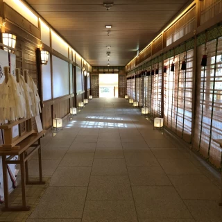 神殿に続く廊下（明治記念館内）