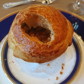 パイの中に入ったスープ。
美味しかったです！