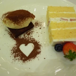 デザートとケーキ入刀したケーキ。