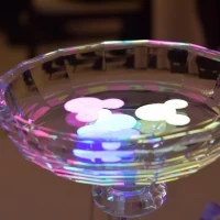 水に入れると光る演出。