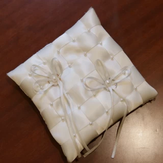 式場でレンタルしたリングピローです。