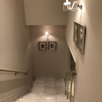 控室からチャペルや披露宴会場に降りる階段。写真撮影可能。