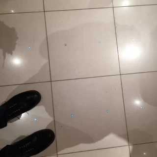 チャペルの床。海をイメージしたライト。