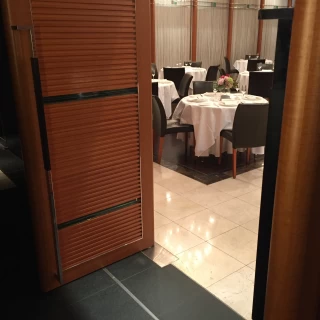 披露宴会場に続くドア