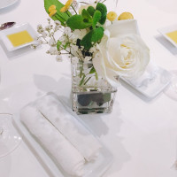 ゲストテーブルの装花
お花は1番お安いプランです