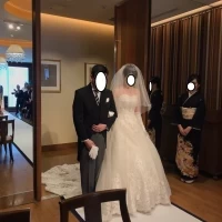 父との感動の入場のシーン。母にベールダウンもして頂きました