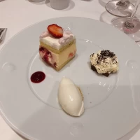 デザート　ウェディングケーキとココナッツのアイス　ティラミス