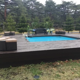 ガーデンにはプールがあり、バルーンを投げ入れたりできます。