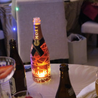 各テーブルに光るシャンパン
