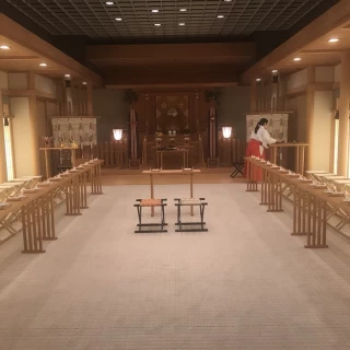 神前式で新郎新婦が真ん中に座ってます！