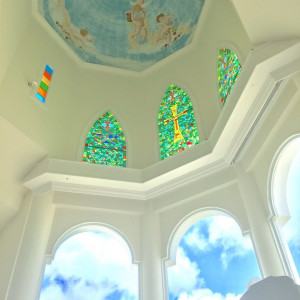 ステンドグラスの上には天使の絵が。とても素敵な会場でした|511574さんのリザン・ル・アンジュマリー教会の写真(674048)