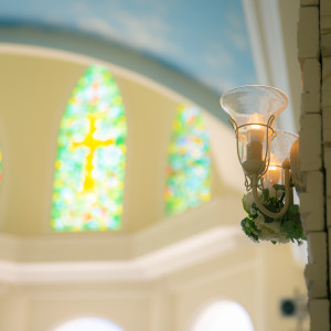 上にはステンドグラスがあり自然光が優しく入ります♪|511574さんのリザン・ル・アンジュマリー教会の写真(673640)