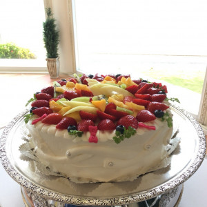 フルーツたっぷりのウェディングケーキ。とても好評でした|511574さんのリザン・ル・アンジュマリー教会の写真(674018)