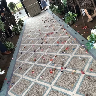 披露宴会場の折鶴シャワー後