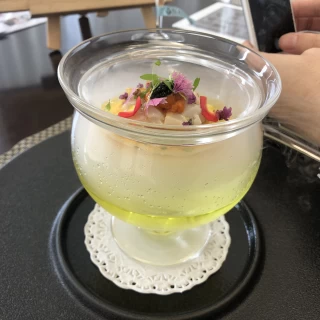 前菜。キャビアが入ってた。見ても楽しめるように色と煙出ていた