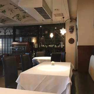 古めの内装ですが清潔感はあります。