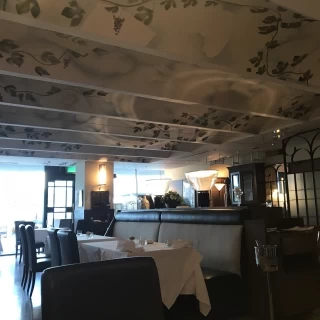 天井の絵が印象的。