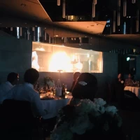 ガラス越しの炎の演出