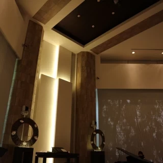 カーテンが開く前。
天井が高いチャペル。