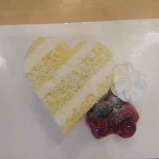 新郎新婦のケーキだけハート型でかわいかったです