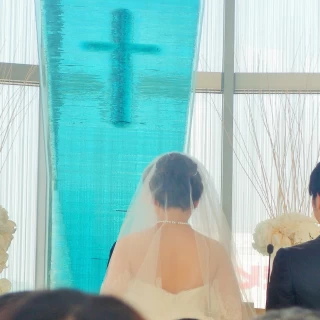 白とブルーのチャペル