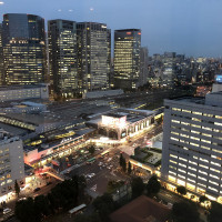 スイートの窓から見える品川駅夜景