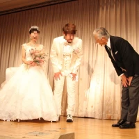 新婦父から新郎にバトンタッチ
ウエディングドレス全体