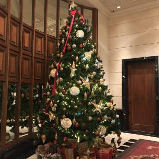 ホテル玄関のクリスマスツリー