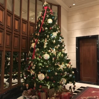 ホテル玄関のクリスマスツリー