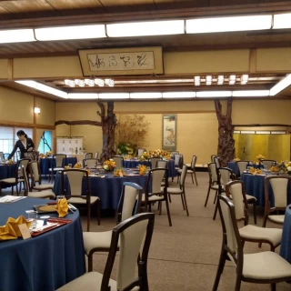 ～100名まで入れます。他の披露宴会場よりも豪華です