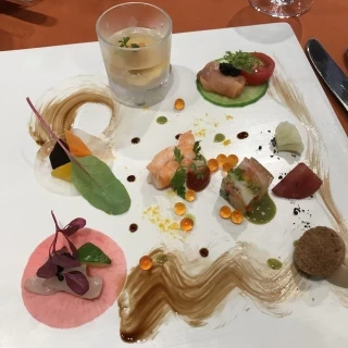 オードブル。色鮮やかでソースと料理の相性が良く美味しかった。