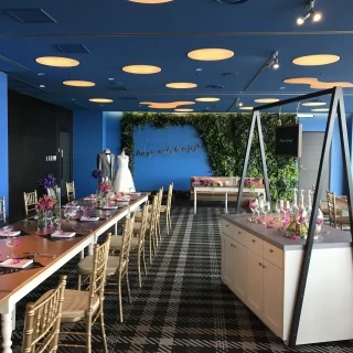 オレンジブラウン。二次会会場としても利用可能。