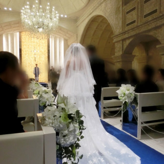 青い絨毯に白いドレスが映えます。