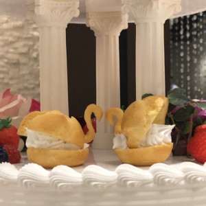 ウエディングケーキの可愛い白鳥のシュークリーム|512472さんのホテルメトロポリタン秋田の写真(679073)