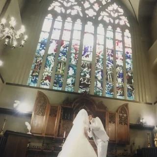 大聖堂！圧巻のステンドグラスでの誓いのキス^ ^