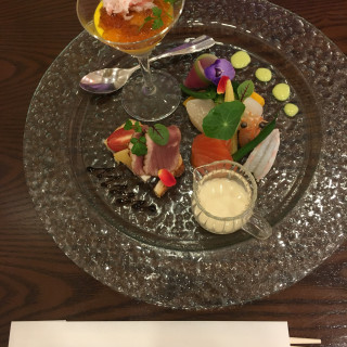 前菜。魚をキッチンでさばいている