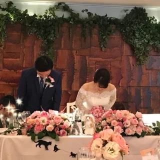 メインテーブルの装花もとても可愛らしかったです。