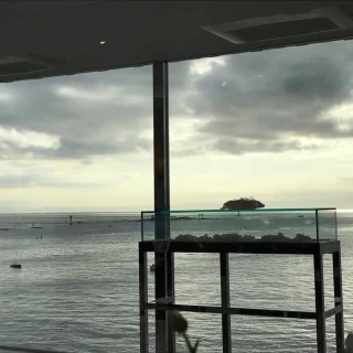 チャペルから一望できる海。