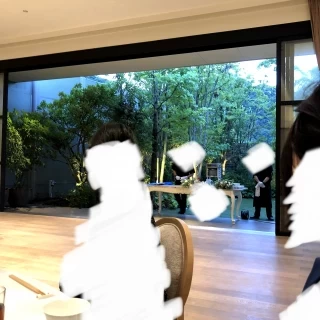 緑の見える大きな窓。新郎新婦がデザートを配る演出がありました