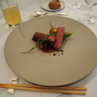 メインのお肉。食器カトラリーもお洒落でした。