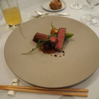 メインのお肉。食器カトラリーもお洒落でした。