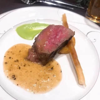 メインのお肉はとても柔らかく、ソースも美味しかったです