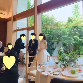 大きな窓から自然光が入る会場です