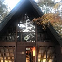 紅葉の時期の軽井沢高原教会