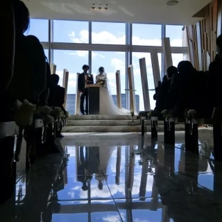 空が全面に見えて床にも反射して綺麗です。