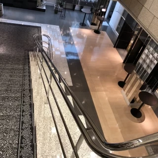 新郎新婦が入場する大階段から見た景観です。下にゲストがいます